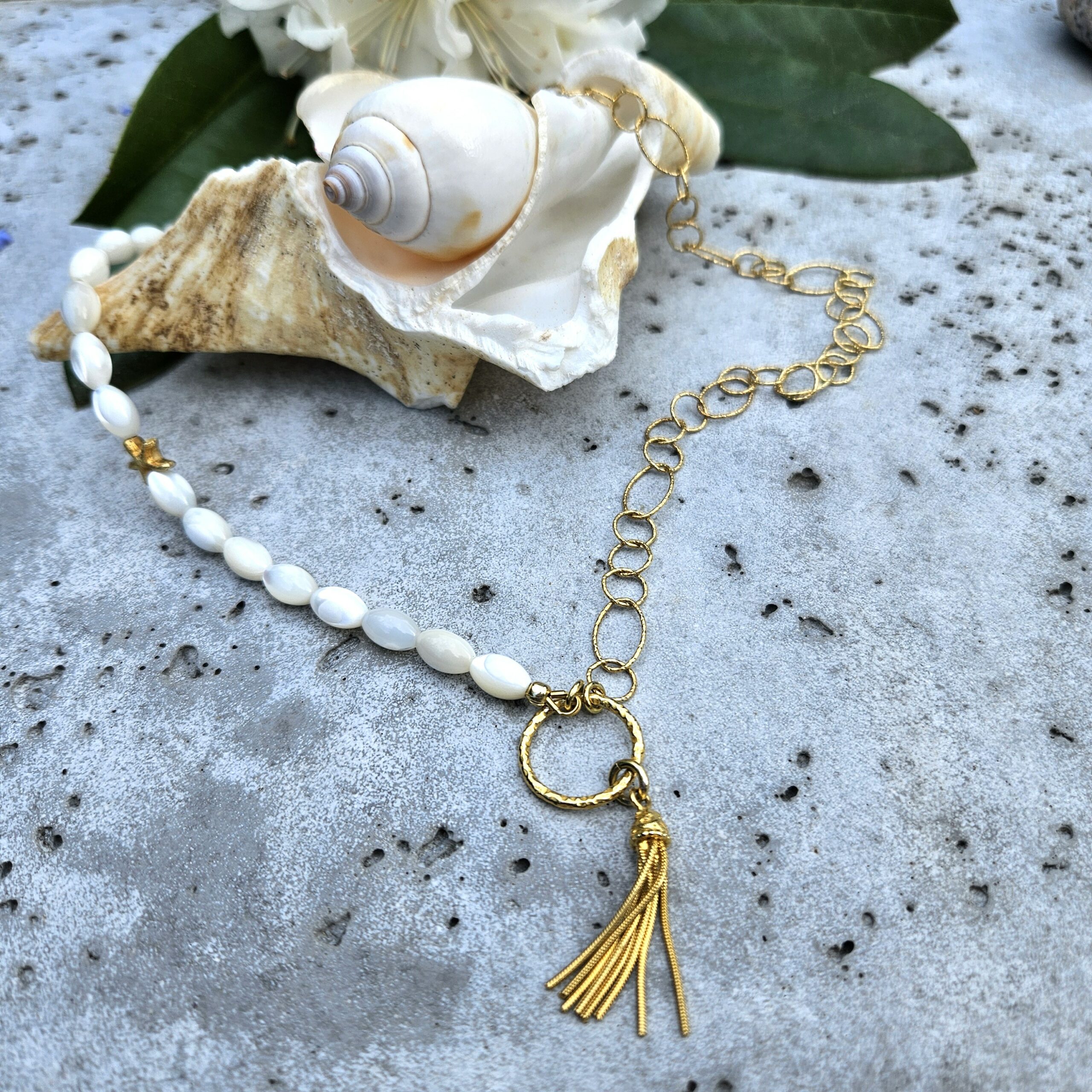 Naszyjnik masa perłowa z łańcuszkiem - chwostka - obrazek 2