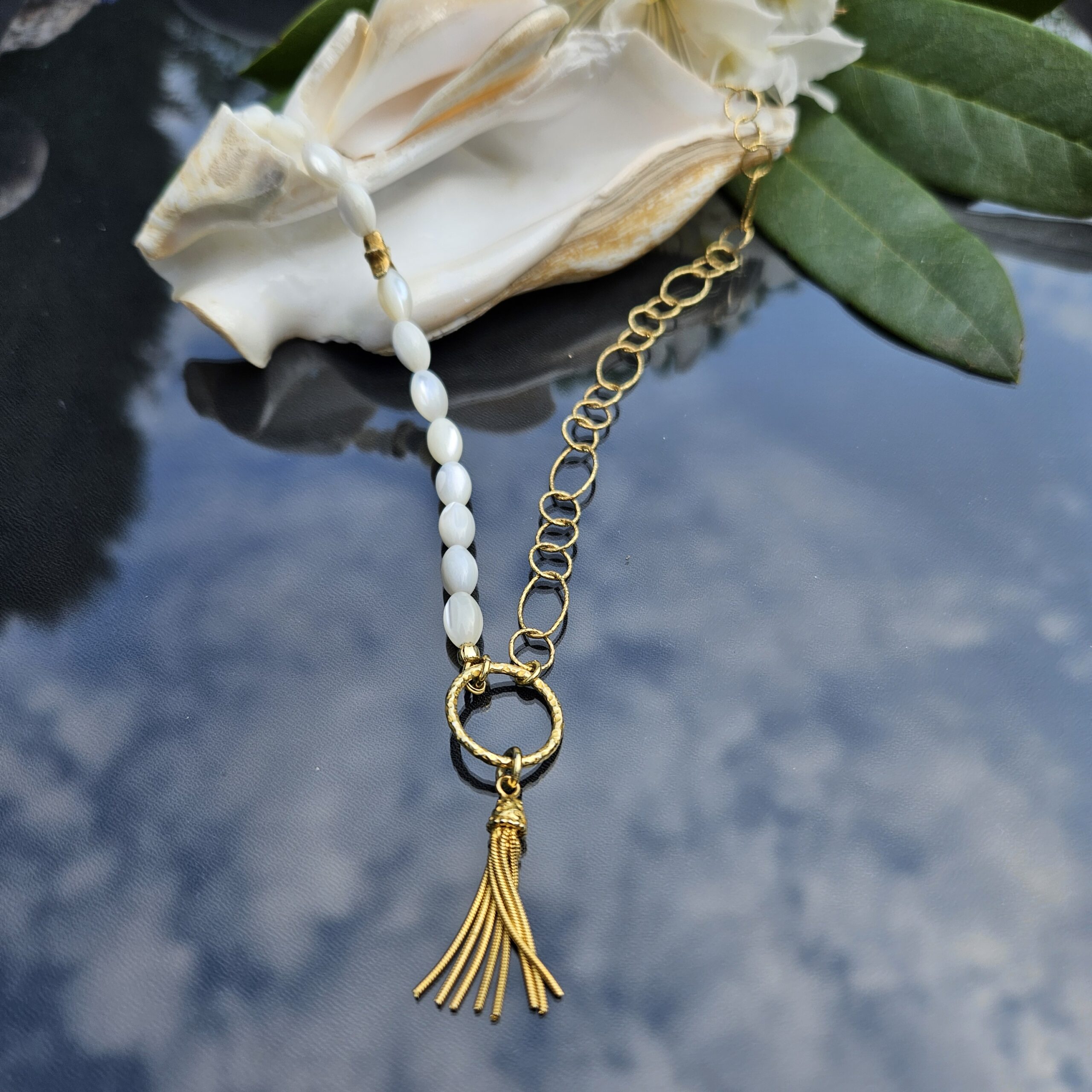 Naszyjnik masa perłowa z łańcuszkiem - chwostka - obrazek 3