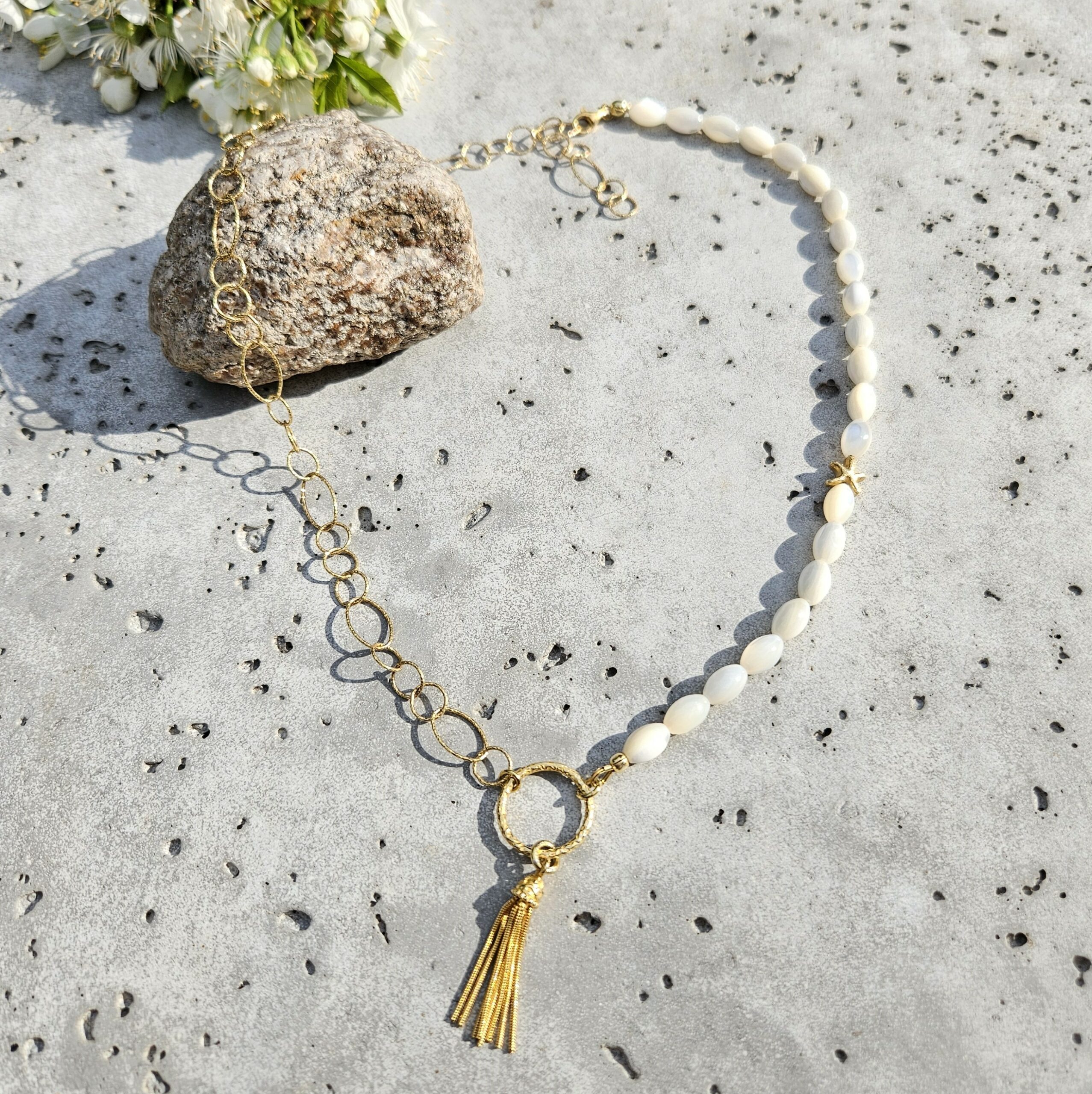 Naszyjnik masa perłowa z łańcuszkiem - chwostka - obrazek 4