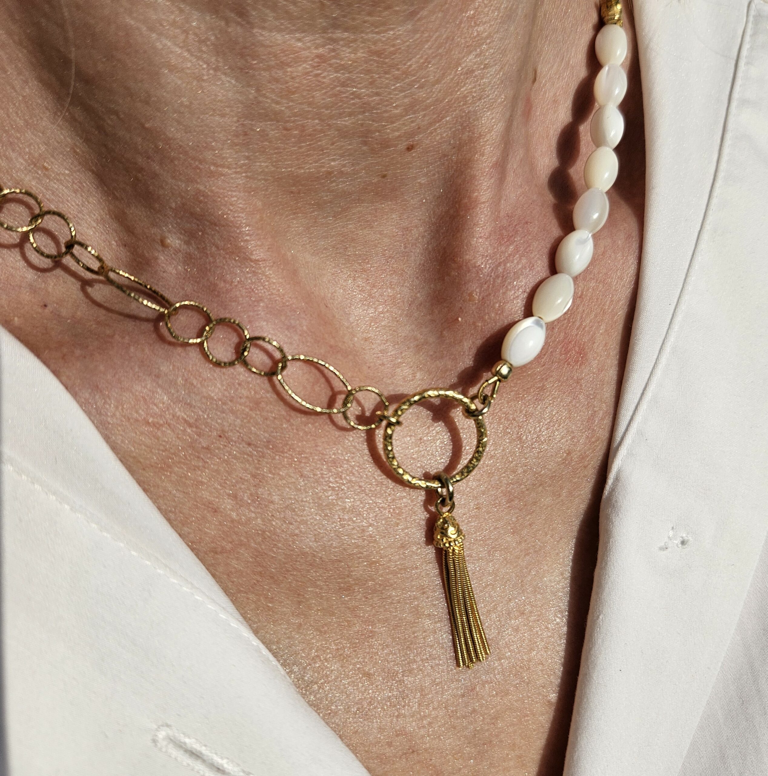 Naszyjnik masa perłowa z łańcuszkiem - chwostka - obrazek 6