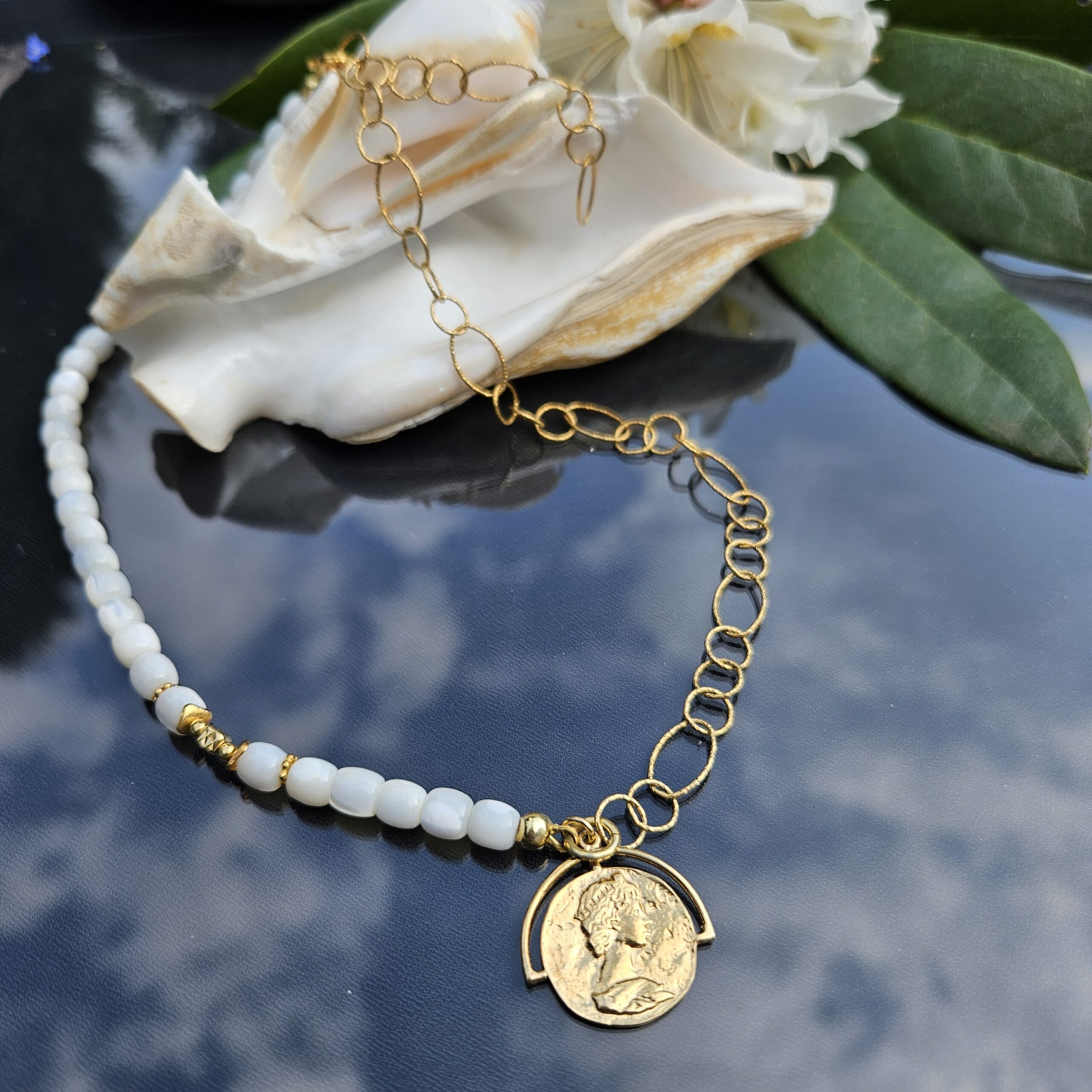 Naszyjnik masa perłowa z łańcuszkiem - monetka