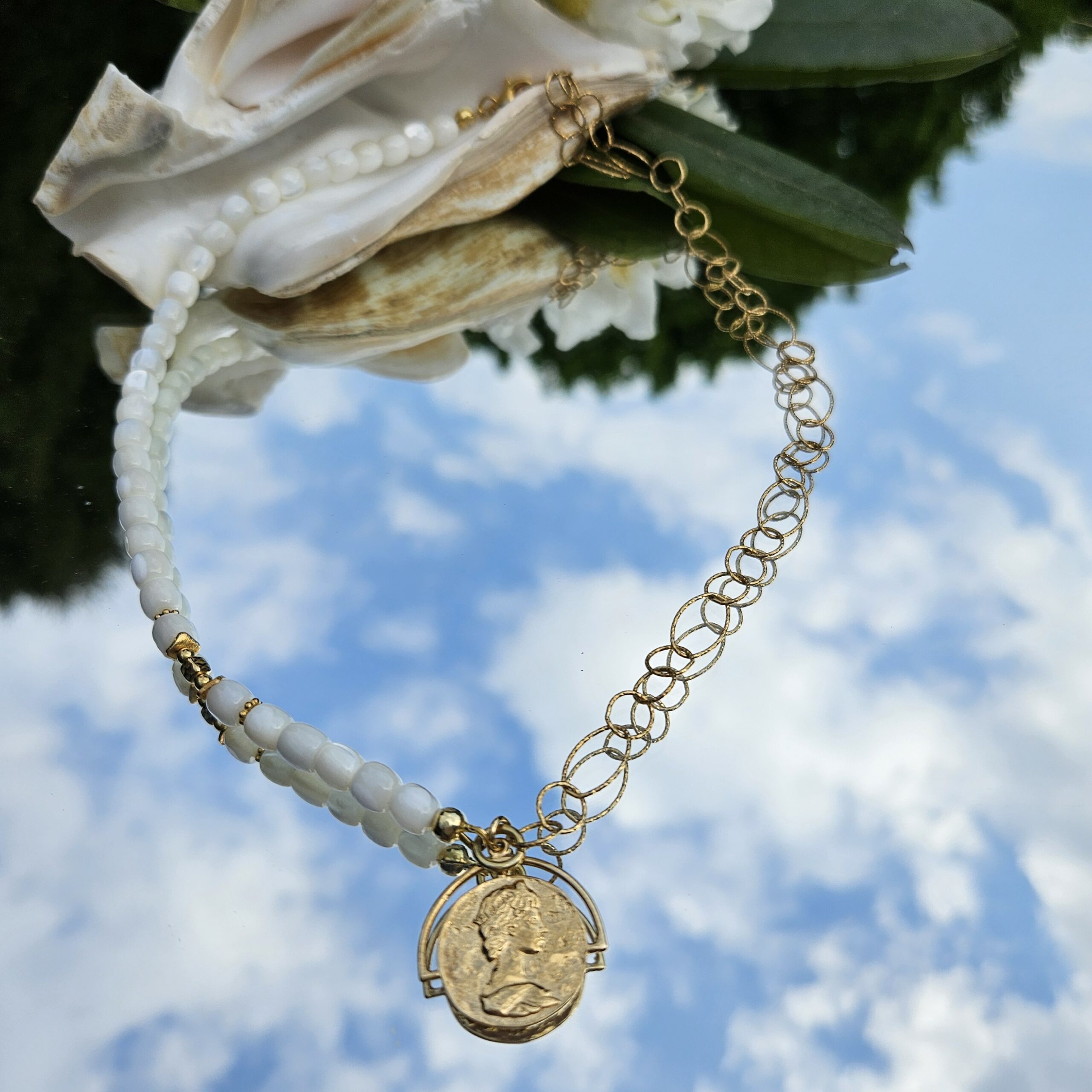 Naszyjnik masa perłowa z łańcuszkiem - monetka - obrazek 2