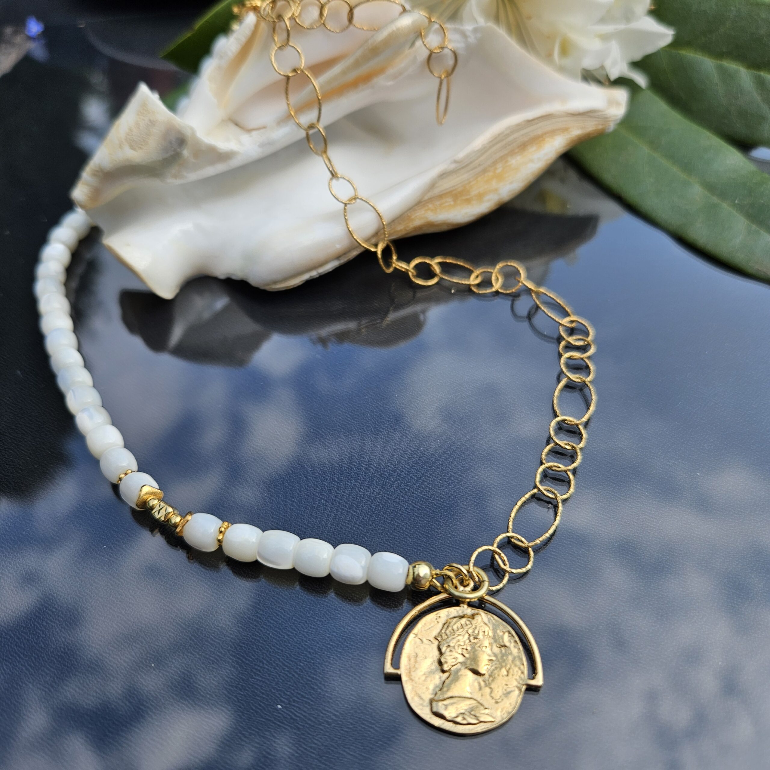 Naszyjnik masa perłowa z łańcuszkiem - monetka - obrazek 3