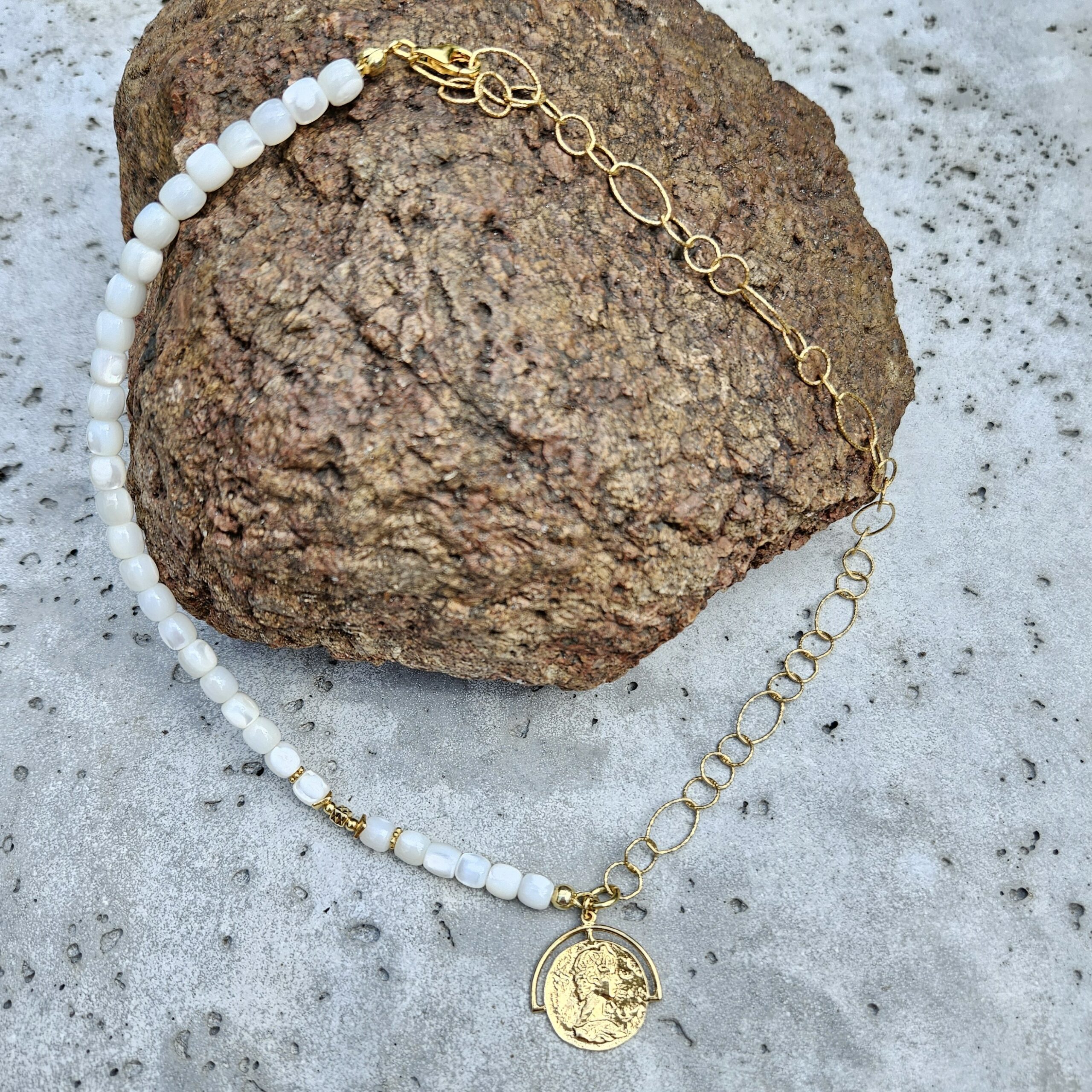 Naszyjnik masa perłowa z łańcuszkiem - monetka - obrazek 4