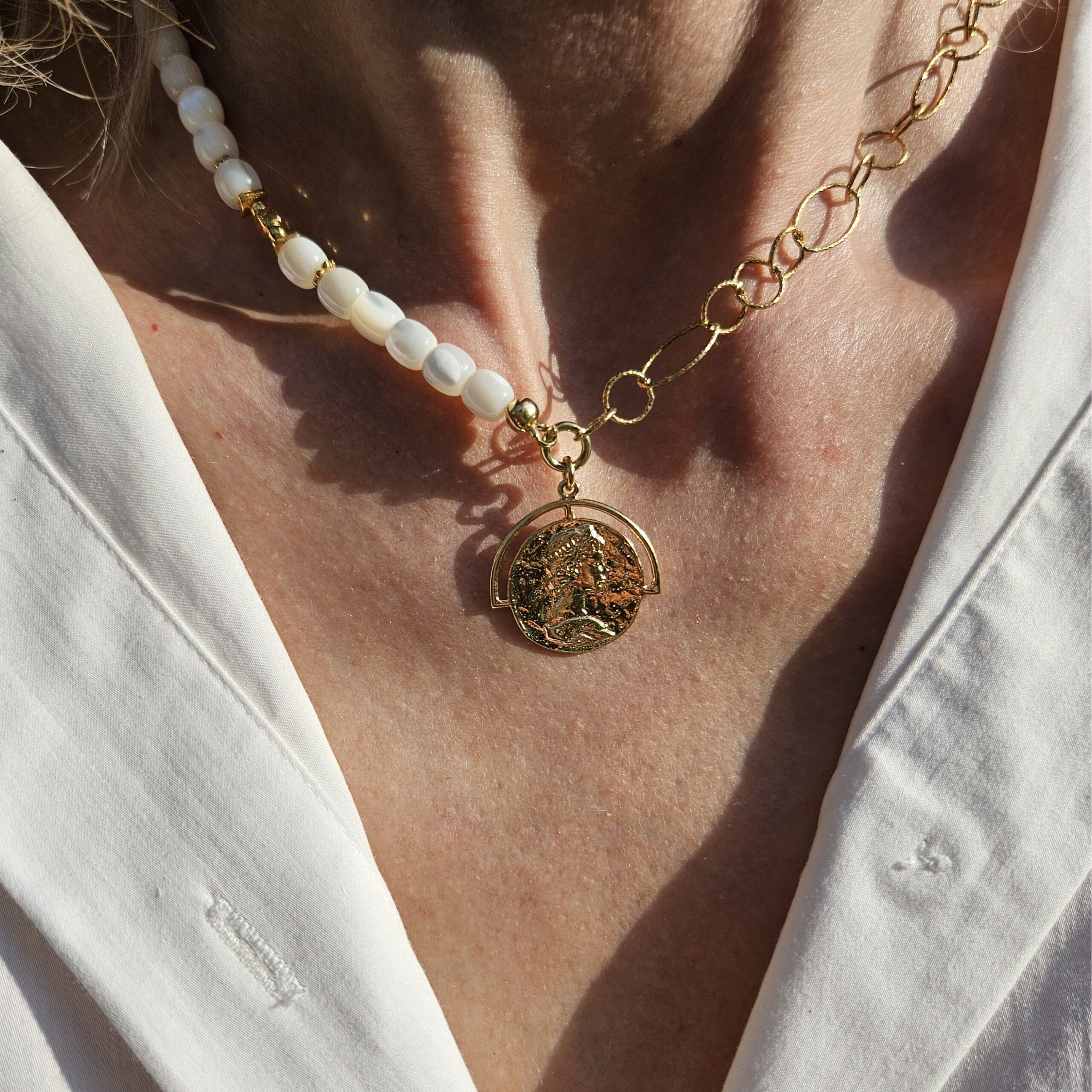 Naszyjnik masa perłowa z łańcuszkiem - monetka - obrazek 5