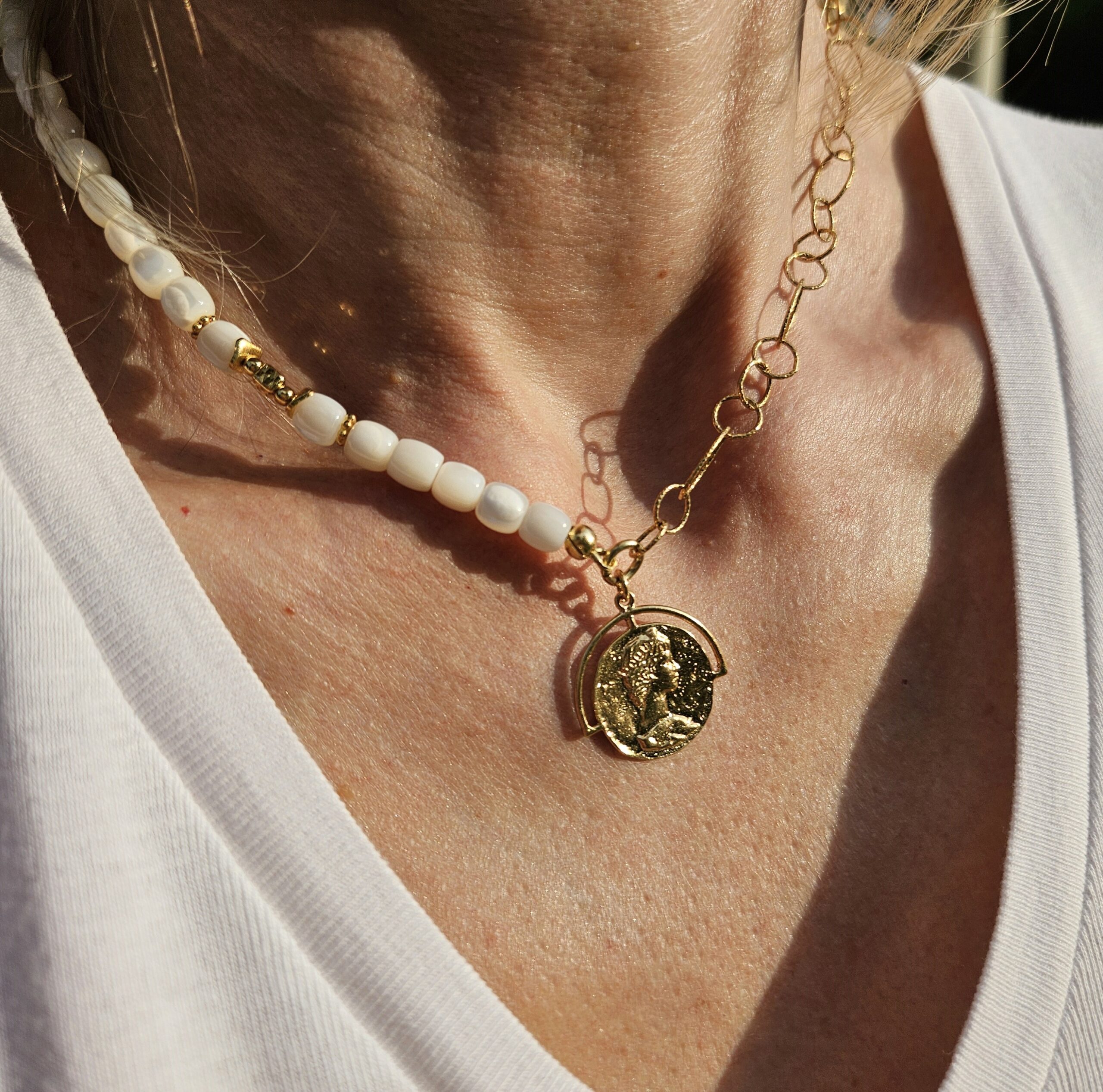 Naszyjnik masa perłowa z łańcuszkiem - monetka - obrazek 6